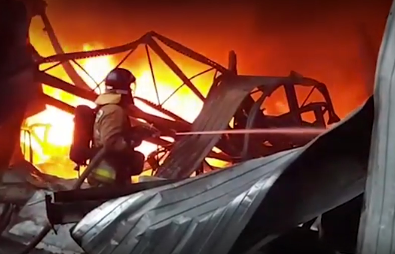 Пожар охватил четыре тысячи квадратных метров в промзоне Петербурга