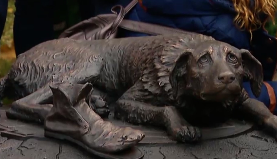 Памятник бездомным животным установили в столичном парке «Музеон»