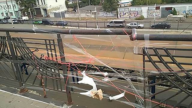 Мост в Киеве «починили» нитками и скотчем