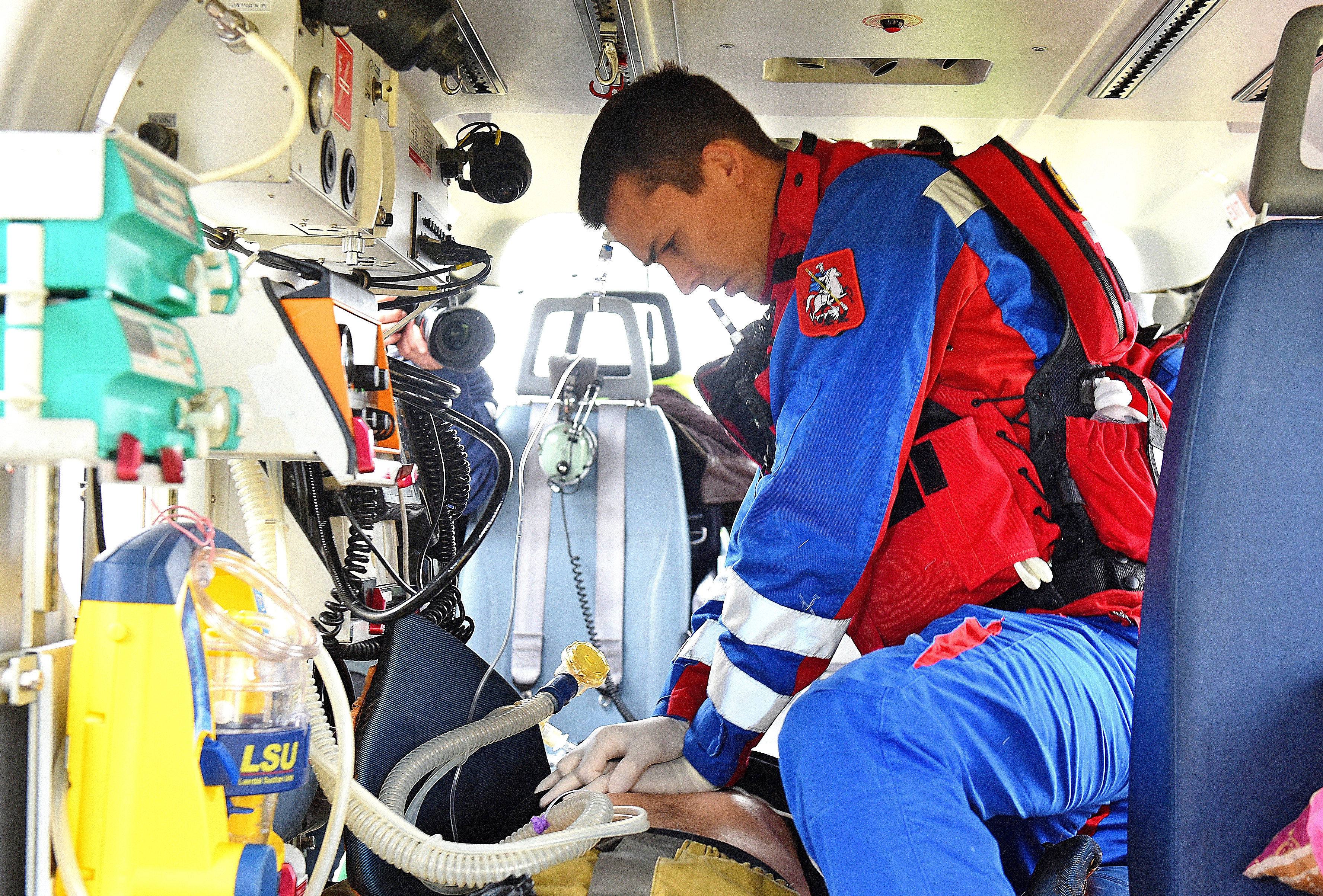 Столичные спасатели показали работу санитарных вертолетов