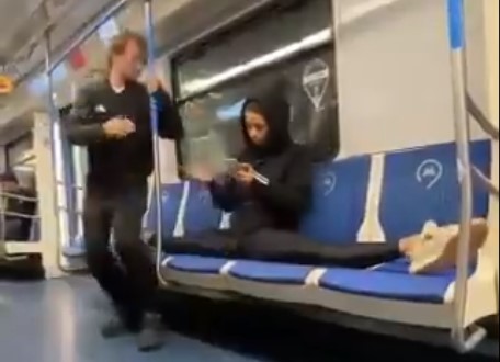В Сети раскритиковали девушку, «отомстившую» мужчинам в метро за расставленные ноги