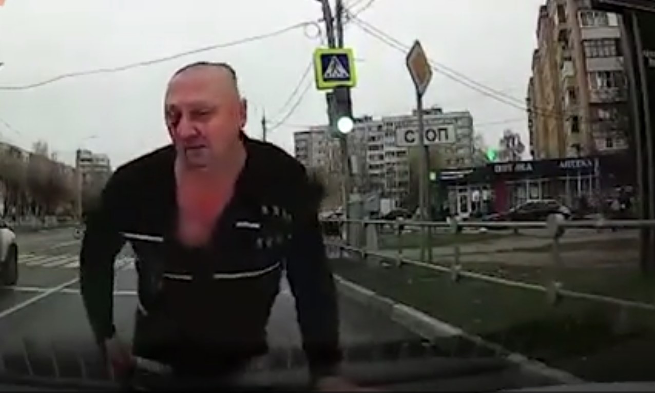 Полиция прокомментировала видео с раненым мужчиной, кинувшимся под машину в Подмосковье
