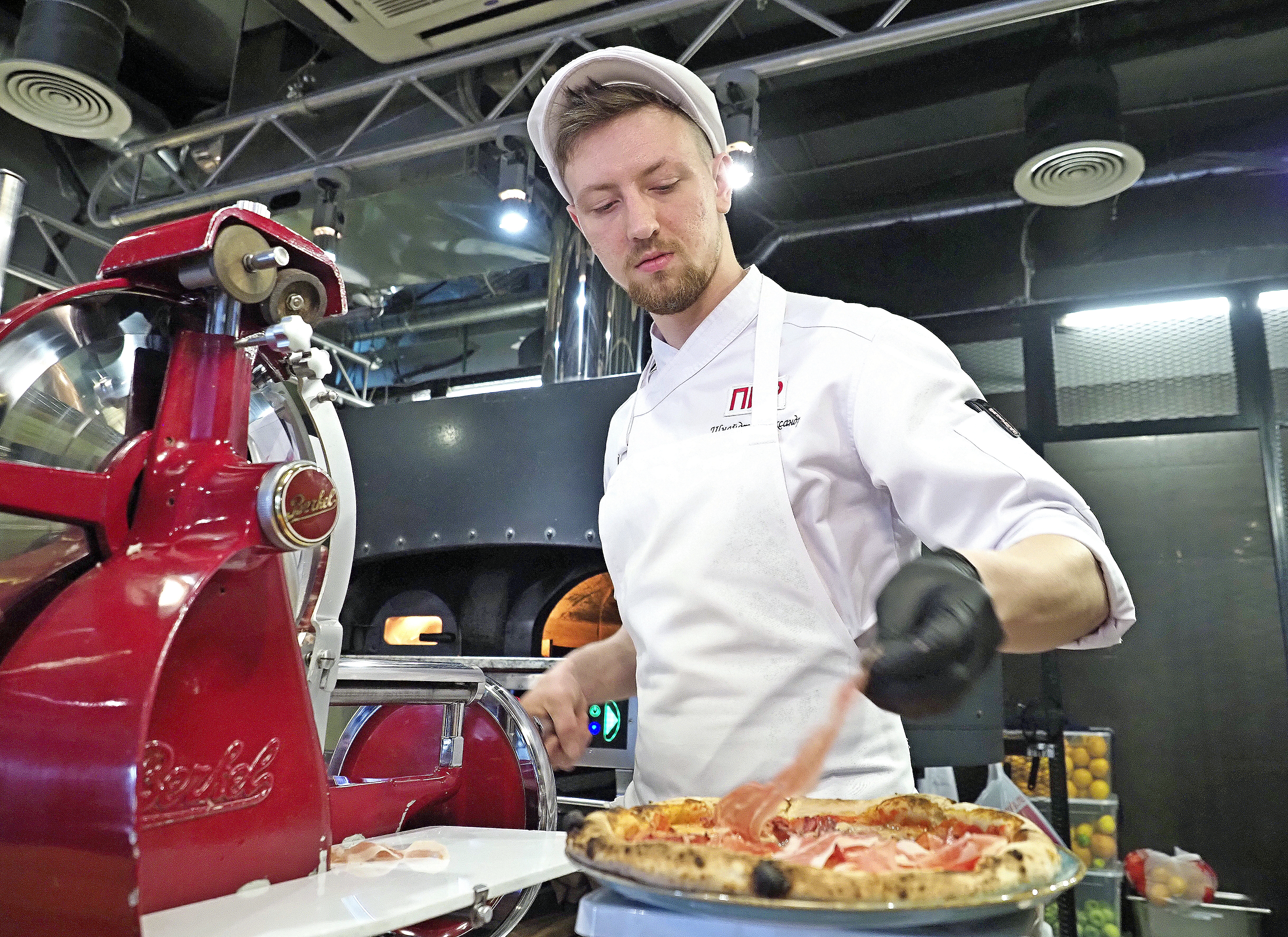 Чемпион России по приготовлению пиццы рассказал, как определить, что она сырая