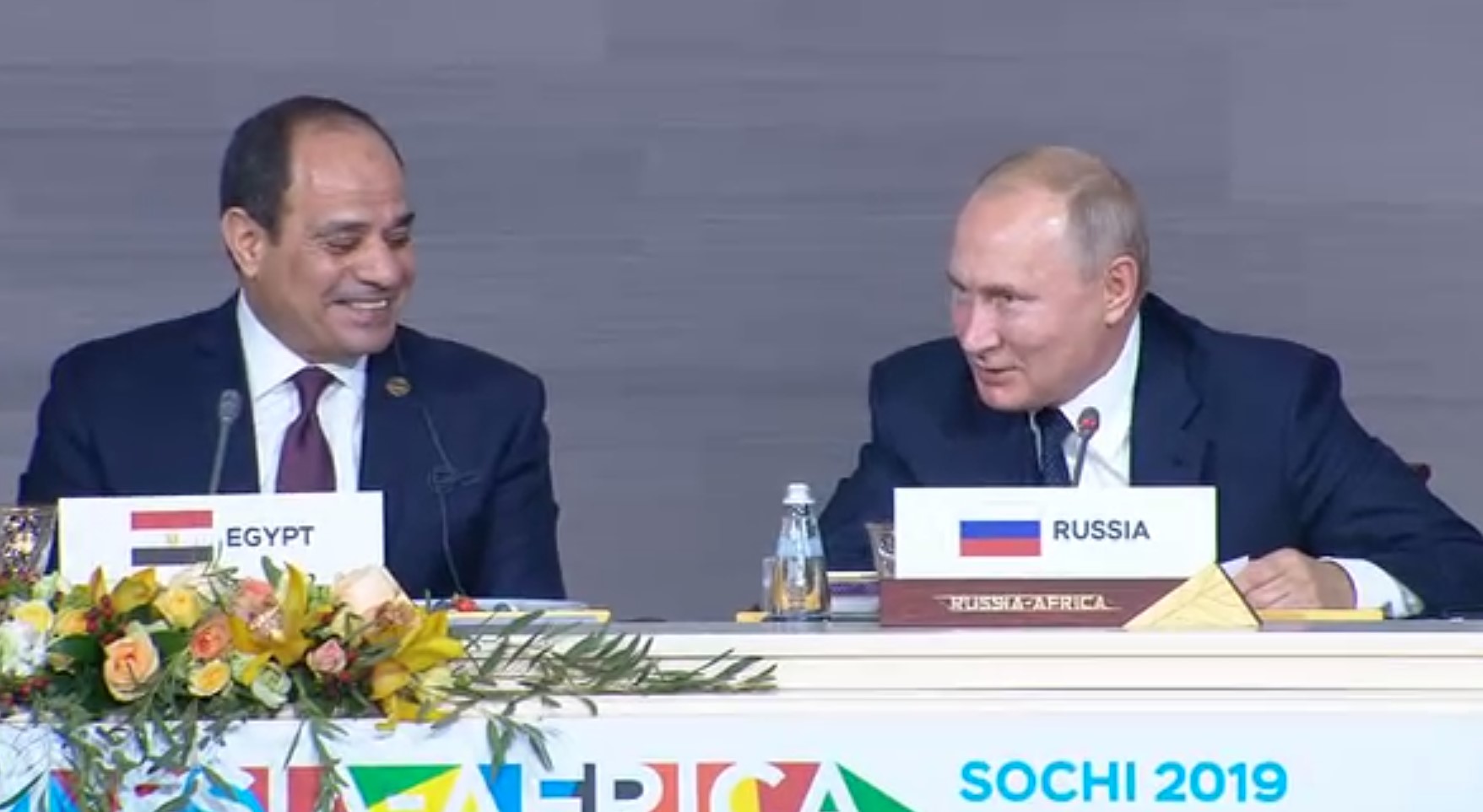 Путин в шутку пообещал поделиться с президентом Египта зарплатой