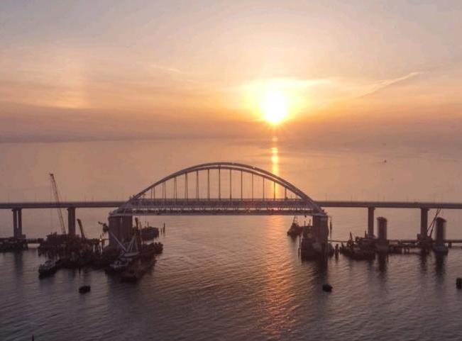 Названа планируемая дата запуска грузовых поездов по мосту в Крым