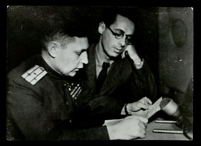Юрий Левитан (справа) с летчиком, трижды Героем Советского Союза Александром Покрышкиным, 1944 год / предоставлено Главным архивным управлением Москвы