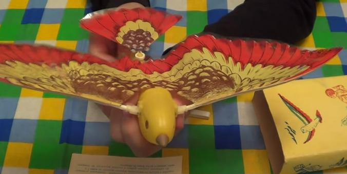 Советская игрушка «Летающий голубь» / Скриншот видео на youtube-канале Edge SEGA