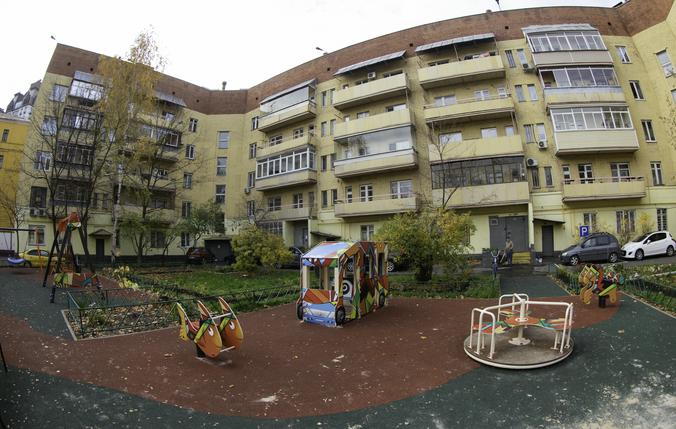 Детская площадка на месте дворового футбольного поля / Борис Бухтияров