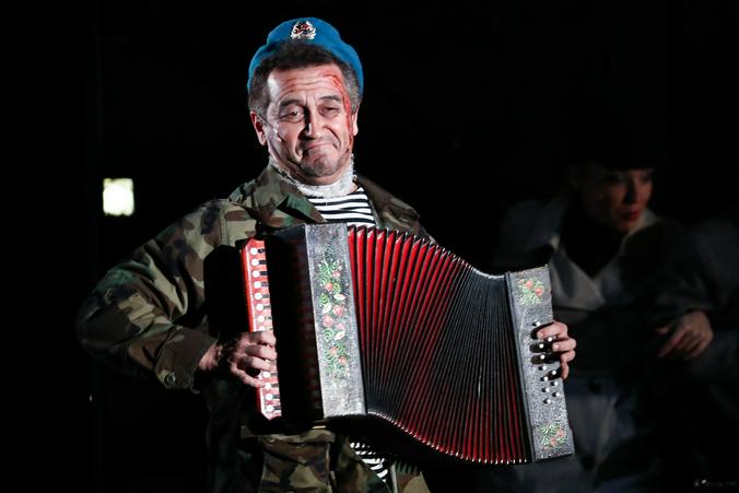 Актер Марат Абдрахимов в сцене из рок-оперы «Преступление и наказание» в постановке режиссера Андрея Кончаловского в Московском театре мюзикла / Антон Новодережкин / ТАСС