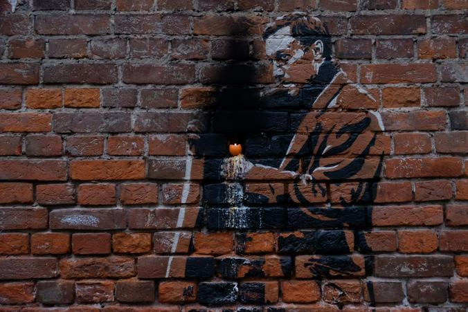 На кирпичной стене — портрет артиста Олега Янковского в образе главного героя фильма Андрея Тарковского «Ностальгия» / Максим Аносов, «Вечерняя Москва»