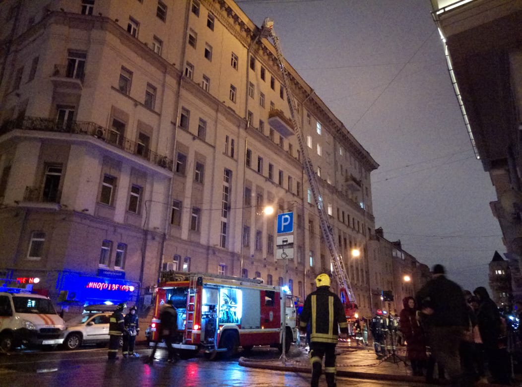 Очевидцы рассказали о пожаре на Большой Сухаревской площади в Москве