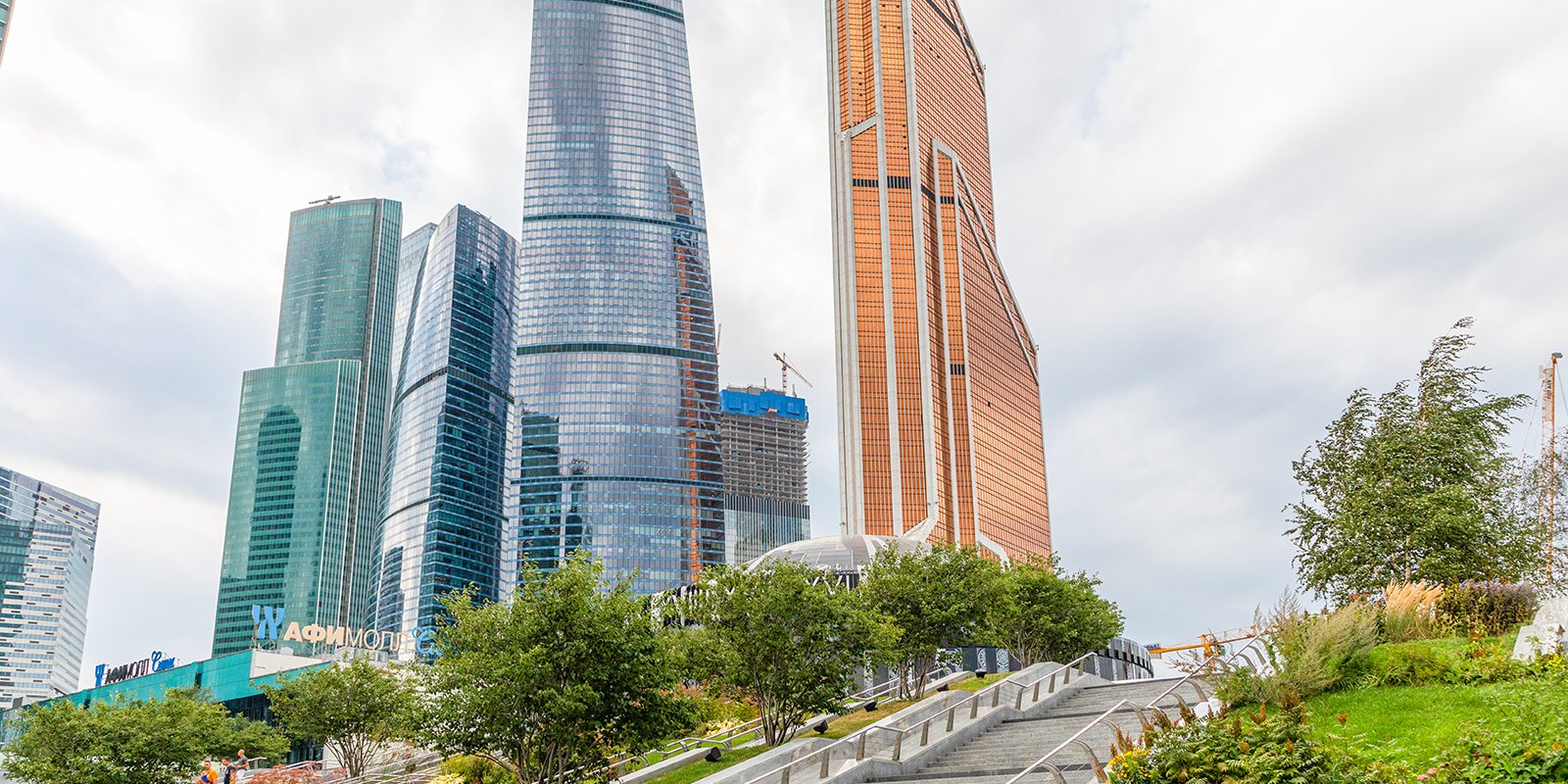 Двадцать руферов устроили драку на крыше башни «Москвы-Сити»   