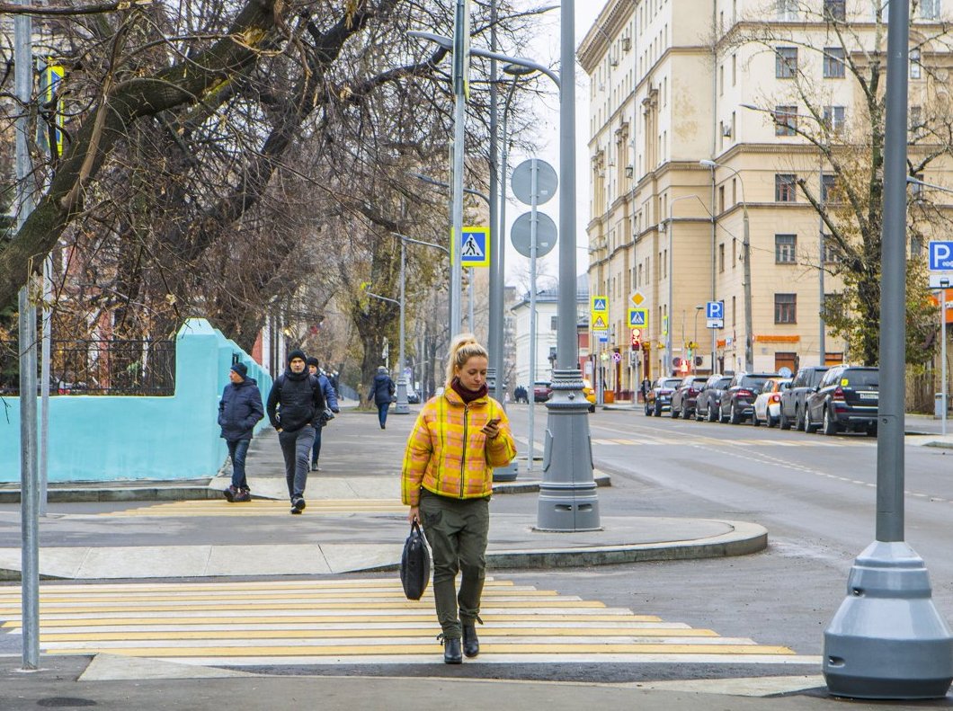 Более 250 переходов обновили для маломобильных граждан в Москве