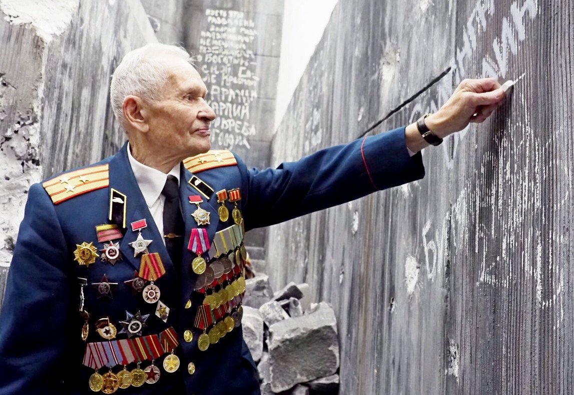 Ветеран Великой Отечественной войны повторил надпись, оставленную на Рейхстаге в 1945 году