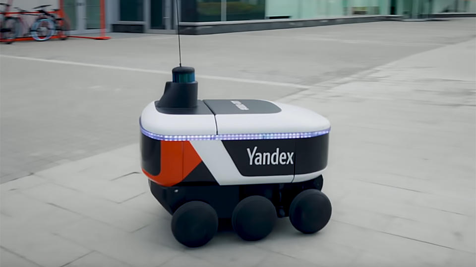 Публике показали беспилотного робота — доставщика еды