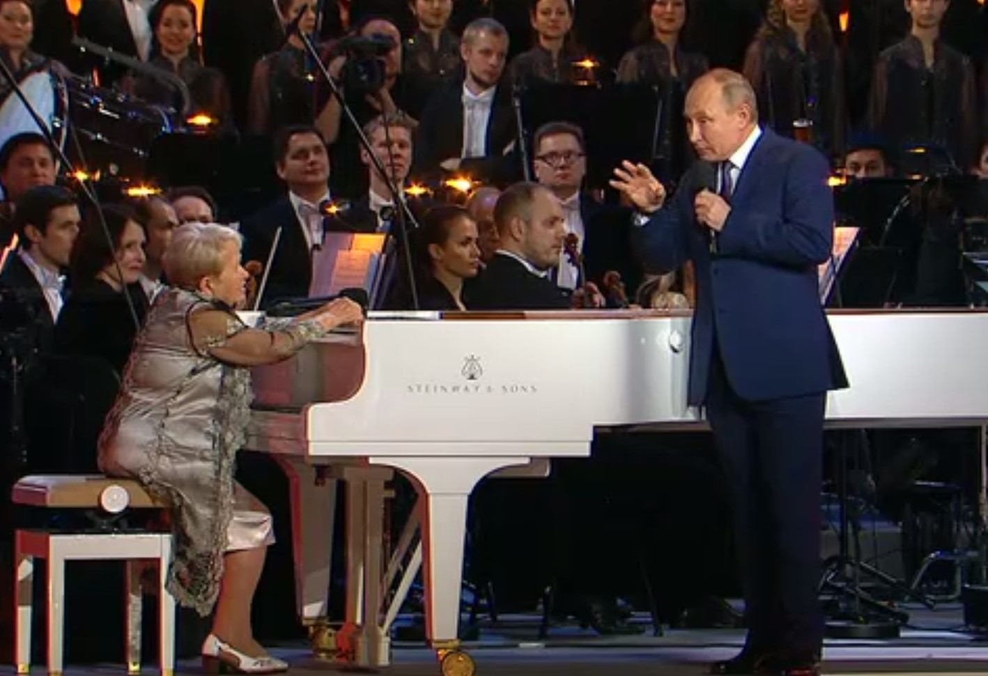 Владимир Путин поздравил Александру Пахмутову с юбилеем