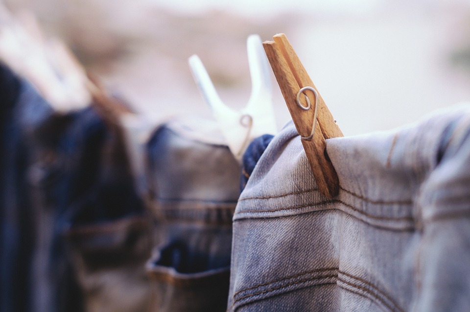 Специалист назвал способы избавиться от разных типов пятен на одежде и мебели