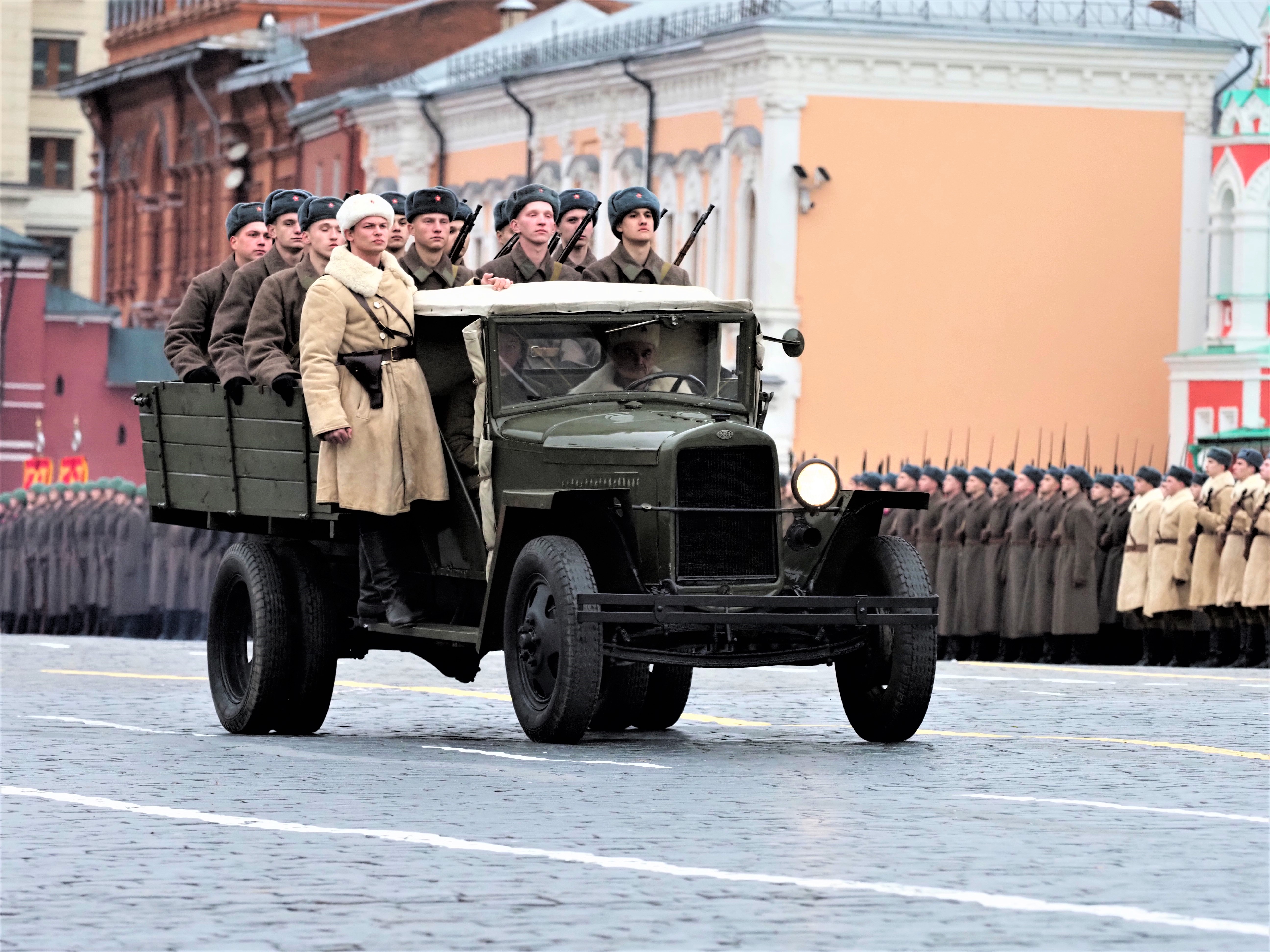 Военный парадом 7 ноября 1941 г принимал. Парад в Москве 1941. 7 Ноября 1941. Парад 7 ноября 1941 года фото. Легендарный парад 7 ноября 1945 года.