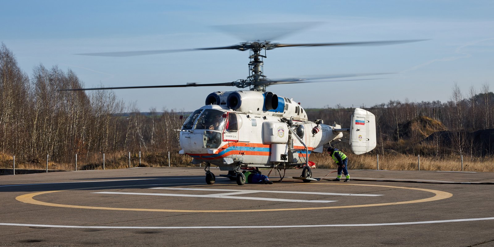 Вертолет сбросил на сгоревший в Мосрентгене коттедж почти 130 тонн воды