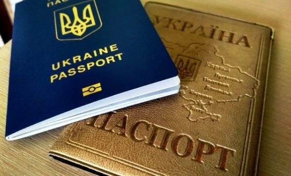Фотографироваться для паспорта в головном уборе разрешили на Украине