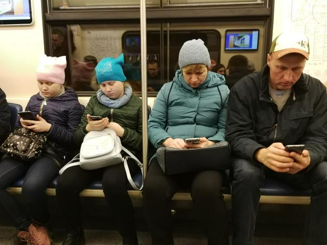 Реальная жизнь слишком быстро уплывает в соцсети, где новости разлагаются на вторсырье / Элина Масимова, «Вечерняя Москва»