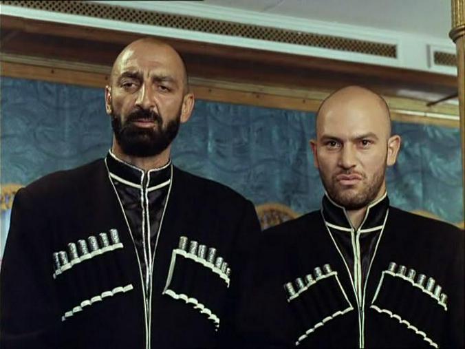Владимир Епископосян (слева) в роли абрека в кинокомедии «Китайский сервиз» / Кадр из фильма «Китайский сервиз»