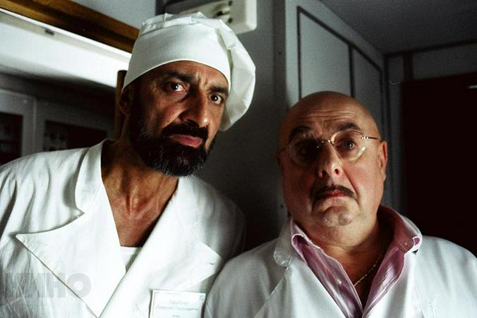 Владимир Епископосян (слева) в роли повара Георгия Тарабуева в сериале «Путейцы», рассказывающем о жизни проводников скорого поезда / Кадр из сериалы «Путейцы»