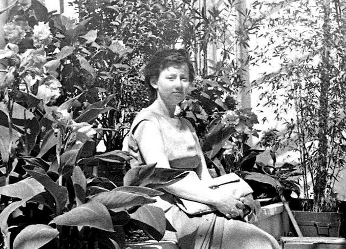 Было. 1966–1970 годы. Посетительница оранжереи отдыхает в тени тропической листвы / pastvu.com