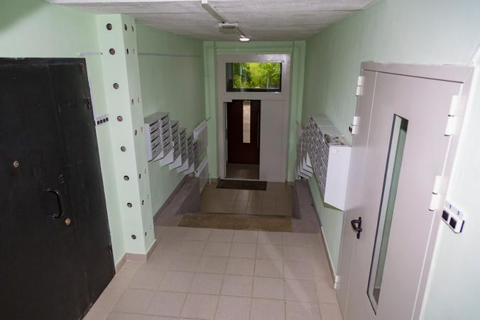 Стандарт ремонта подъездов включает в себя установку дверей с высоким уровнем огнестойкости, восстановление ступеней и лестничных площадок / Пресс-служба комплекса городского хозяйства