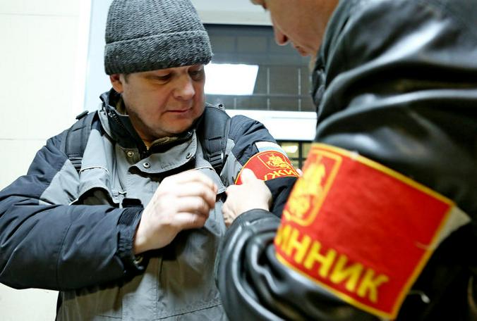 Во время серьезных операций опера специально переодеваются в штатское и изображают дружинников, чтобы в случае нападения быстро и грамотно «принять клиента» / Алексей Орлов, «Вечерняя Москва»