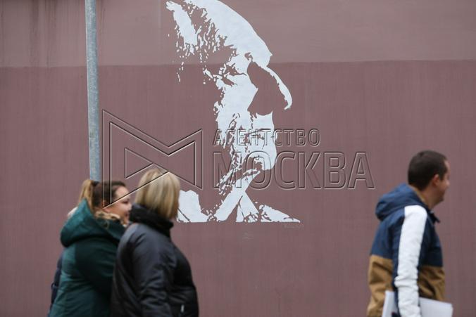 Например, история с портретом Марка Захарова, нанесенным на стену дома рядом с «Ленкомом» в день похорон знаменитого режиссера / Андрей Никеричев / АГН «Москва»