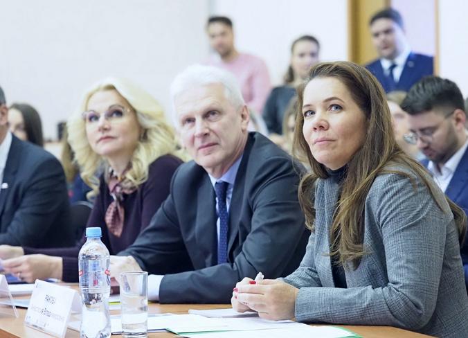 Слева направо: заместитель председателя правительства РФ по вопросам социальной политики Татьяна Голикова, помощник президента РФ Андрей Фурсенко и заместитель мэра Москвы по вопросам социального развития Анастасия Ракова на презентации конкурса / Антон Гердо, «Вечерняя Москва»