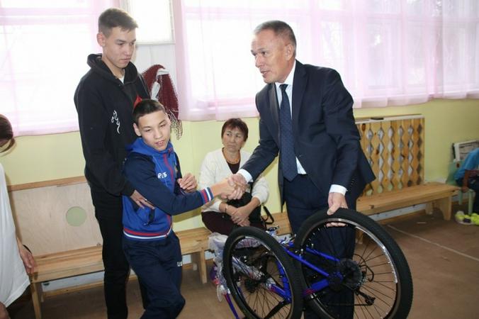 В Башкирии чиновники подарили велосипед ребенку с ДЦП / Администрация Баймакского района в соцсети VK.com