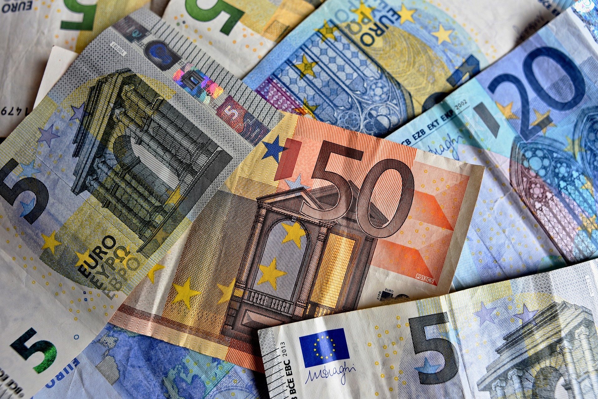 Курс евро впервые с 6 марта опустился ниже 80 рублей