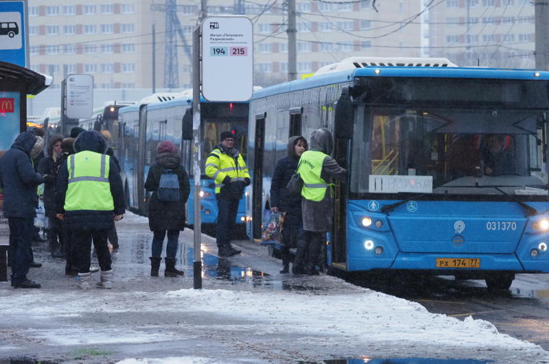 Шесть автобусных остановок в Москве перенесли