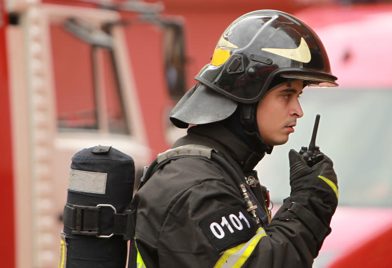 Спасатели уговорили школьника слезть с крыши многоэтажного дома в Москве