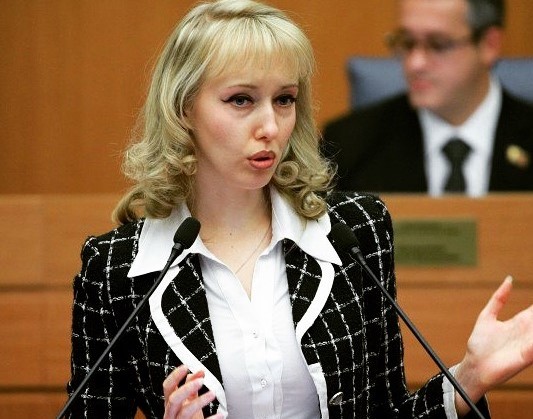 Депутат от КПРФ Екатерина Енгалычева вдруг во время голосования по поправкам в бюджет перепутала кнопки / www.instagram.com/e_engalycheva/ Официальный аккаунт Екатерины Енгалычевой в Instagram
