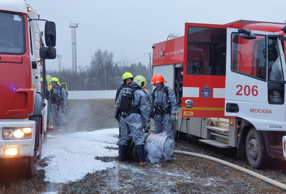 Сотрудники МЧС ликвидировали открытое горение в петербургском ангаре 
