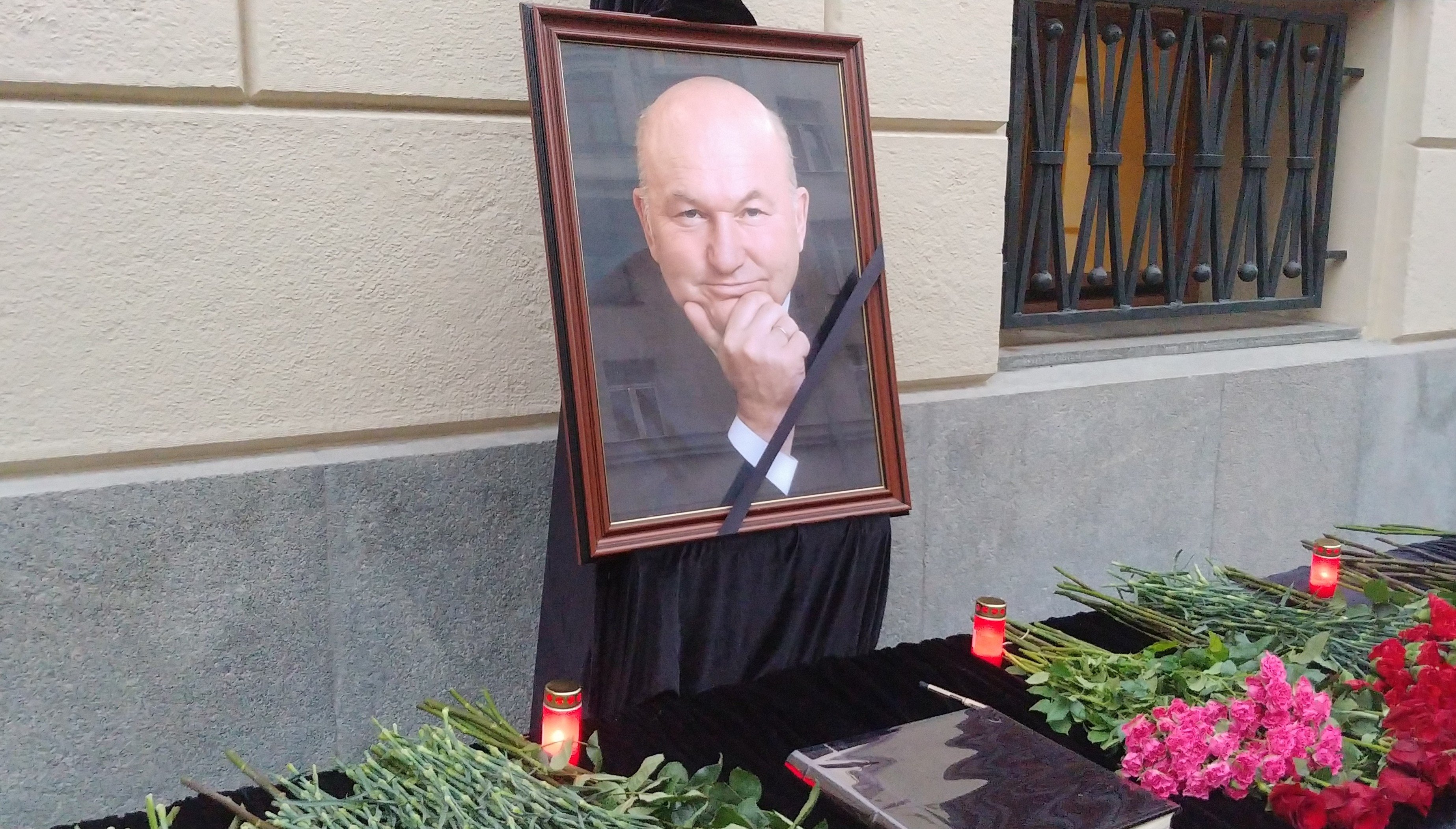 Власти столицы разработают варианты увековечения памяти Лужкова
