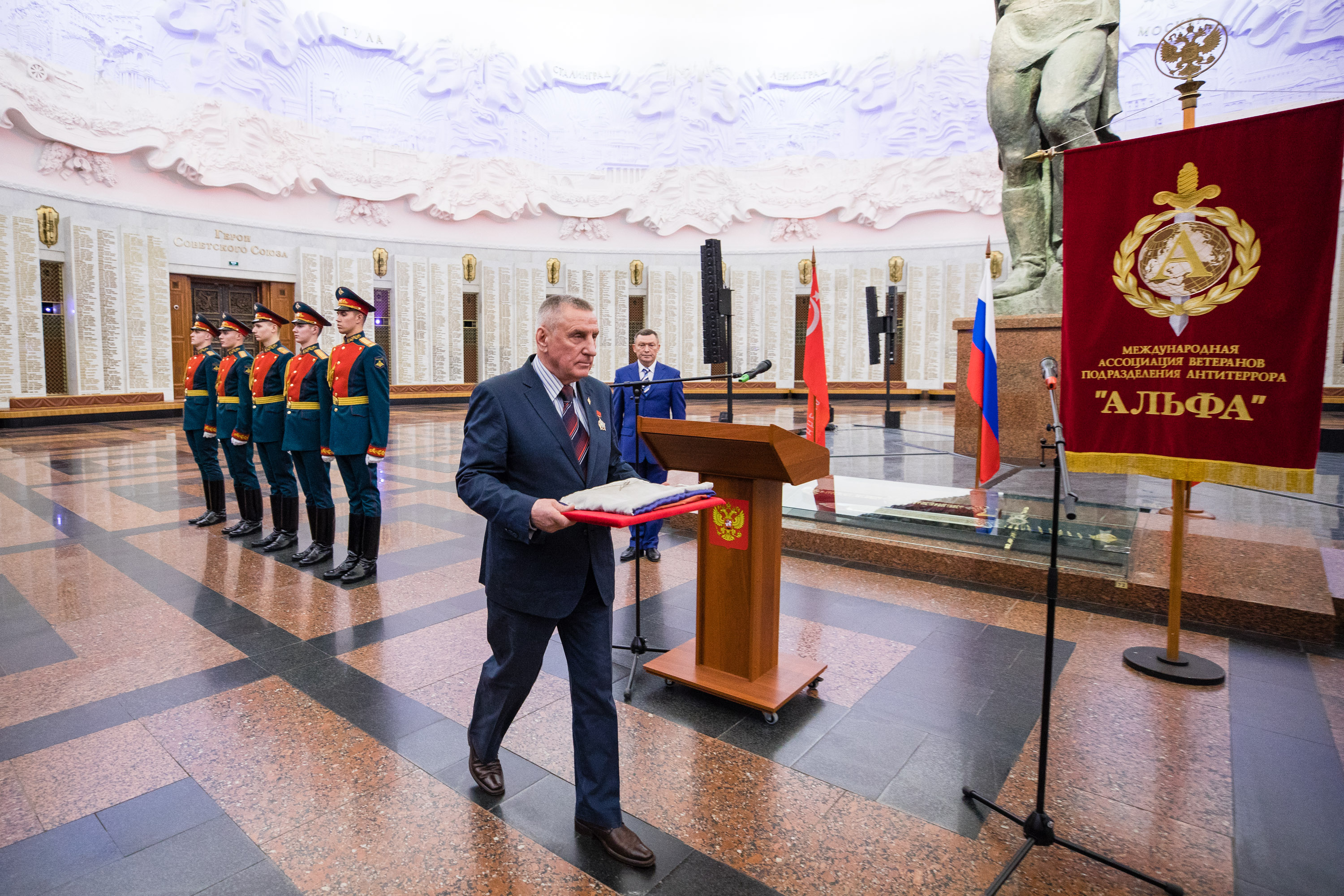 Спасенный в Афганистане российский флаг передали на хранение Музею Победы