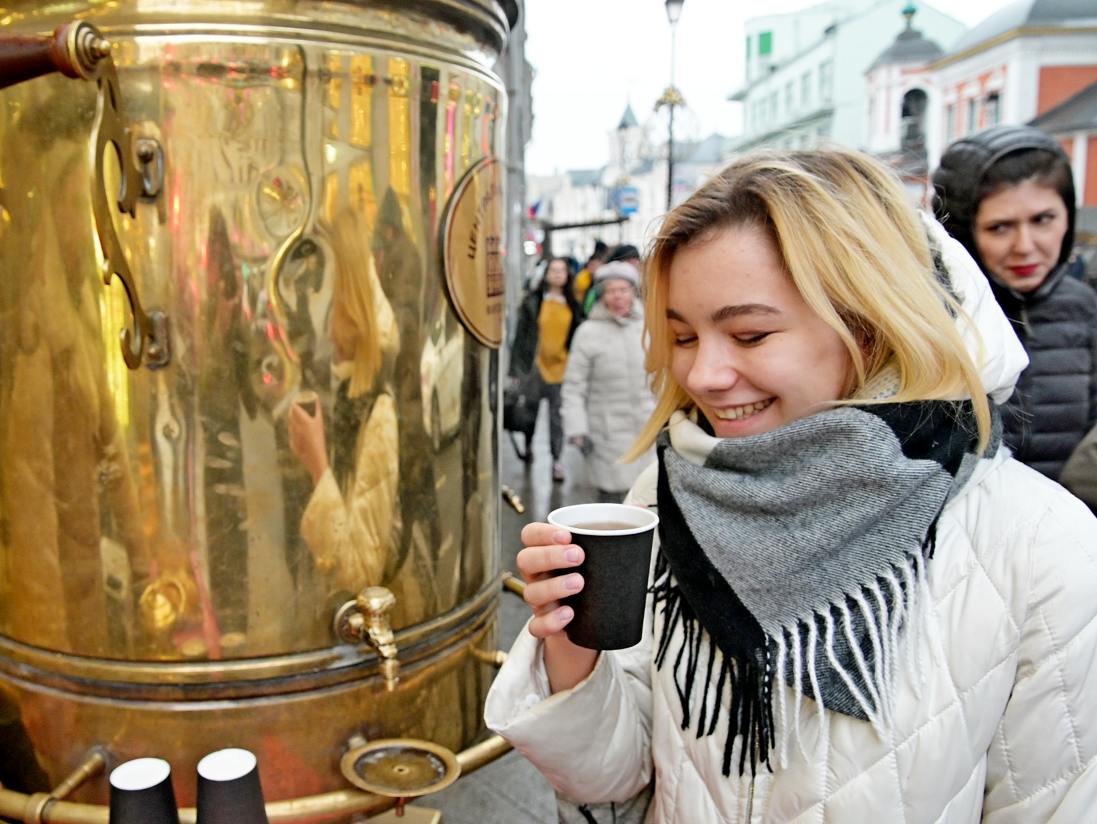 Москва для метеочувствительных людей. Чай вечерняя Москва. Люди пьют чай в центре Москвы прямо на улице. Вечерняя Москва Макария.