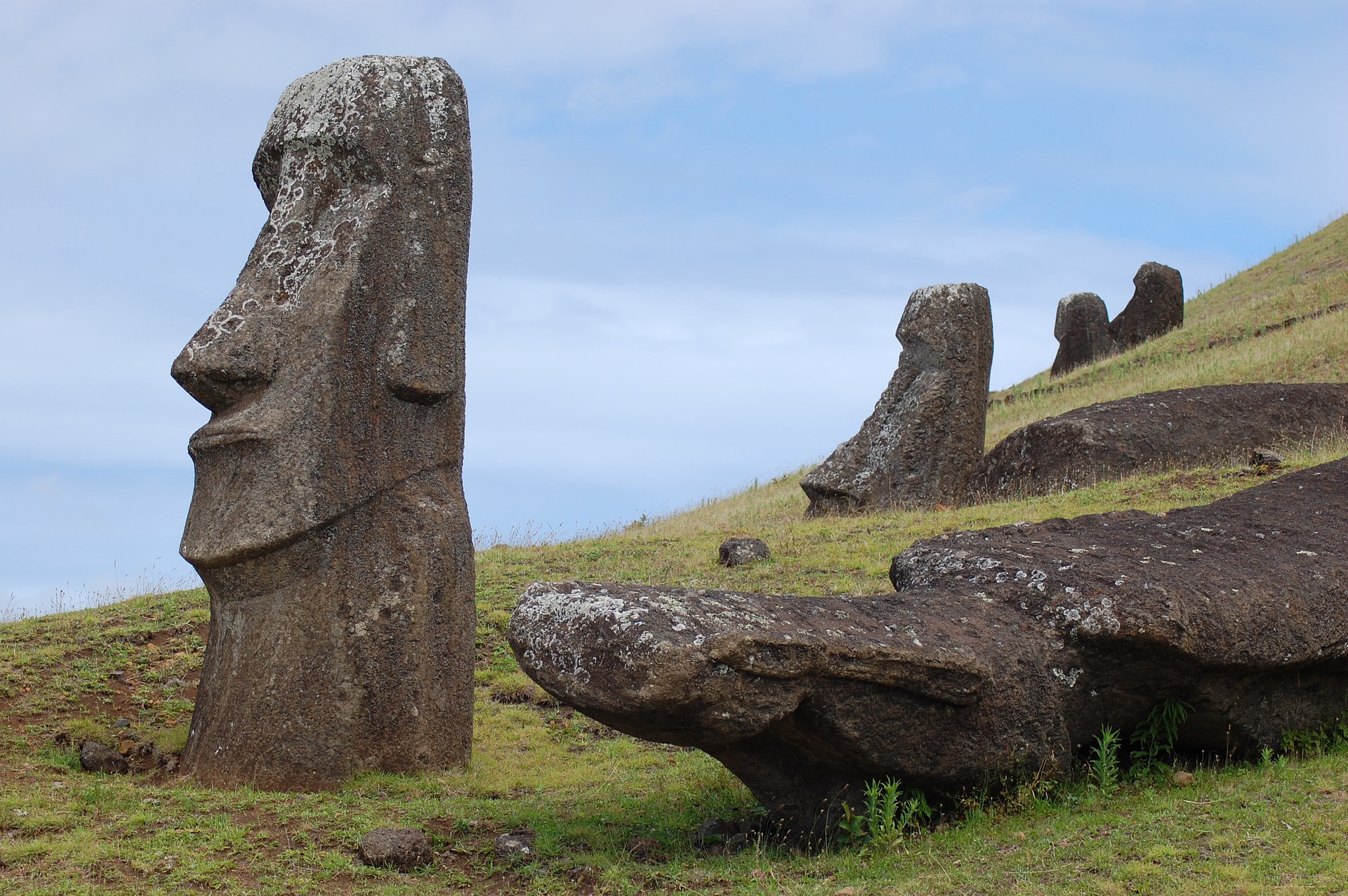 Каменные статуи острова пасхи страна. Каменные истуканы острова Пасхи. Истуканы Рапа-Нуи остров Пасхи. Национальный парк Рапа-Нуи , остров Пасхи. Остров Пасхи статуи Моаи.