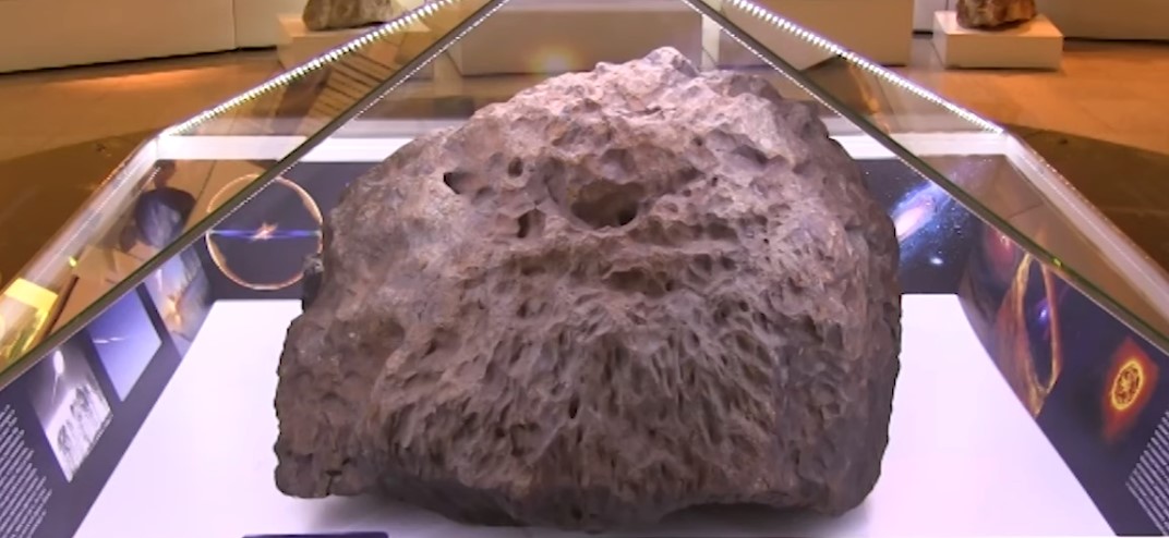 Язычники Челябинской области считают, что метеорит прилетел именно к ним, привлеченный их силой / Скриншот видео YouTube-канала «РЕН ТВ. Новости»