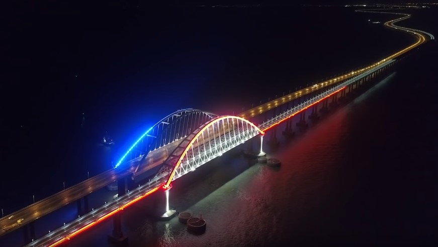 Видео проезда рельсового автобуса по Крымскому мосту появилось в Сети