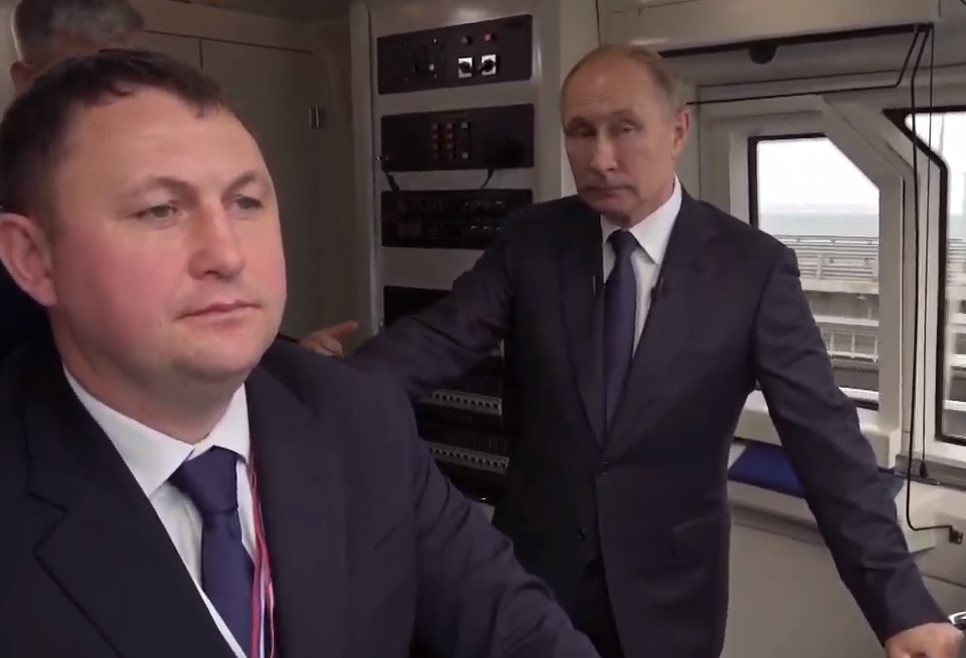 Путин открыл движение поездов по Крымскому мосту через Керченский пролив 
