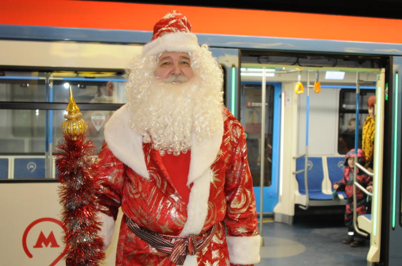 Свыше 250 Дедов Морозов проехали в столичном метро за новогоднюю ночь