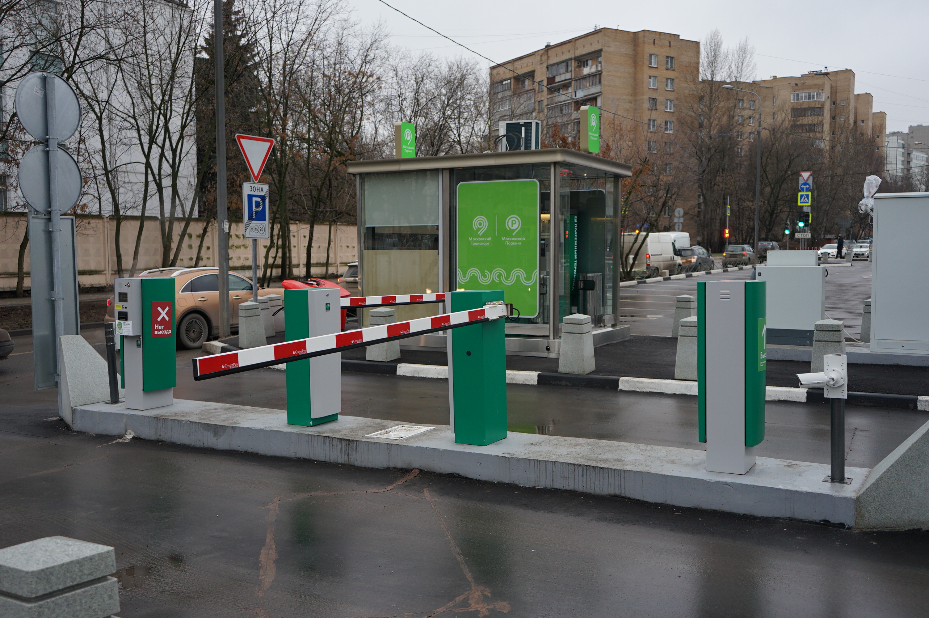 Городские парковки. Плоскостные парковки со шлагбаумом в Москве. Плоскостные парковки в Москве. АМПП парковка. Стоянка со шлагбаумом в Москве.