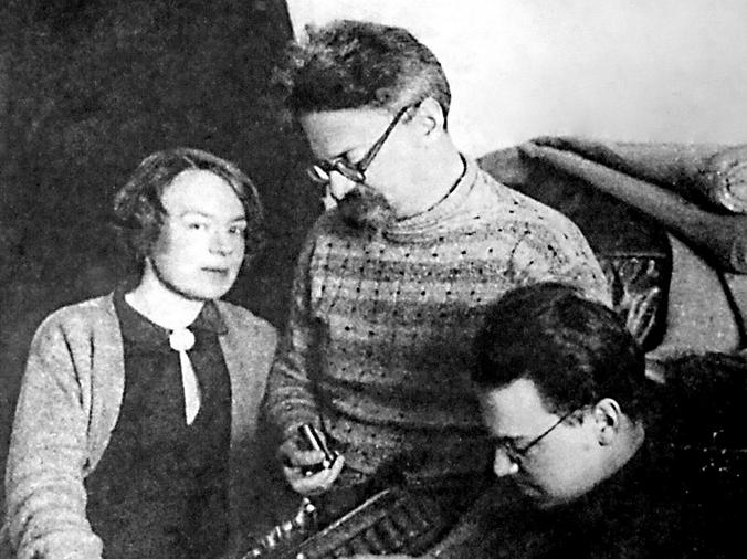 Л. Д. Троцкий с женой и сыном / Wikipedia/Общественное достояние