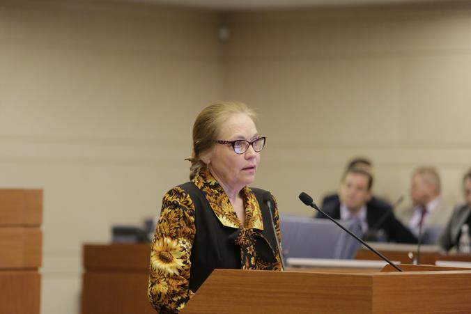 Депутат фракции КПРФ Елена Шувалова сделала вид, что об отмене круглого стола не знает / duma.mos.ru/ Официальный сайт Московской городской Думы