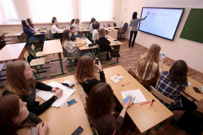 Школьники будут обязаны на время уроков убирать свои смартфоны в специальные ящики / Андрей Никеричев / Агентство городских новостей «Москва»